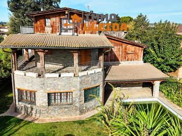 Casa amb balcó en venda a Calle Sant Armengol 4