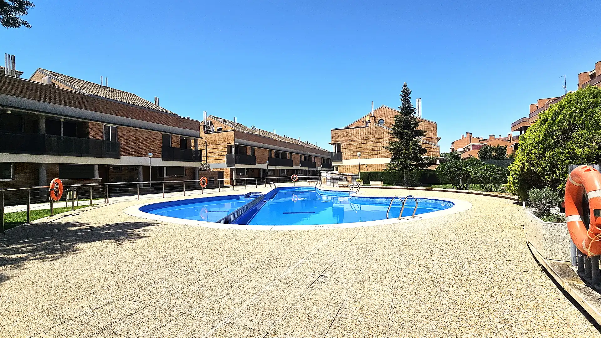 Piscina de Casa adosada en venta en Zaragoza con Aire acondicionado, Calefacción y Jardín privado