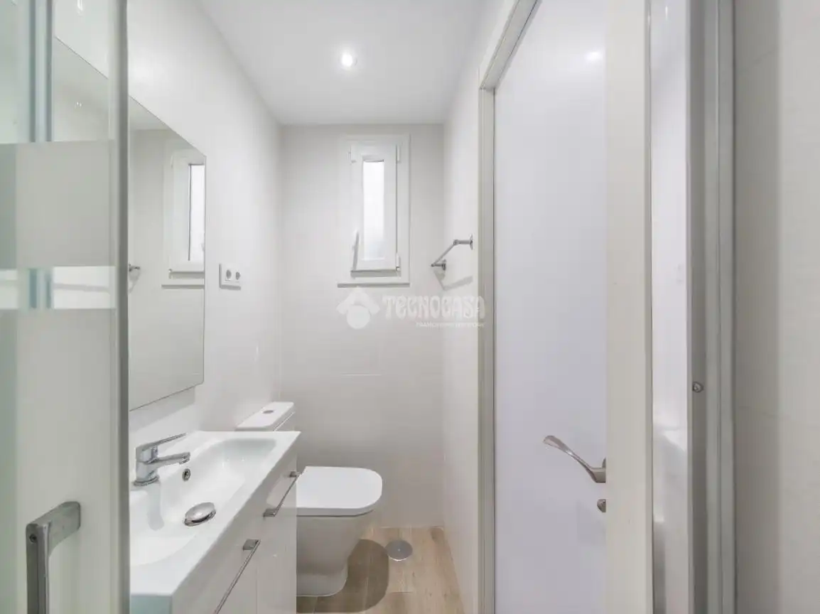 Badezimmer von Wohnung zum Verkauf in Madrid mit Klimaanlage und Heizung
