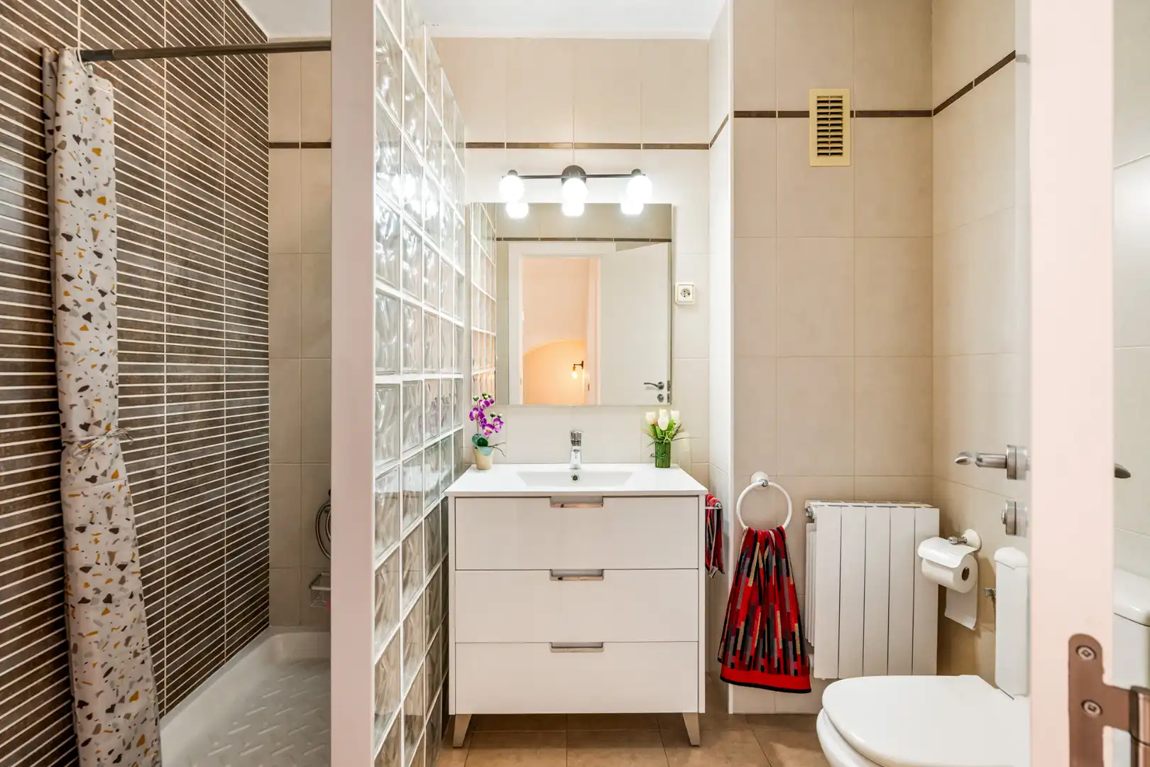 Baño de Casa adosada en venta en Viladecans con Aire acondicionado, Calefacción y Parquet