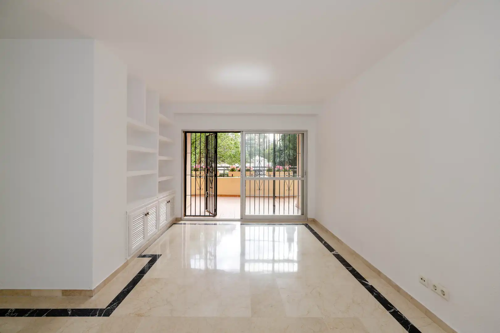 Living room of Flat for sale in Marbella  with Terrace and Storage room