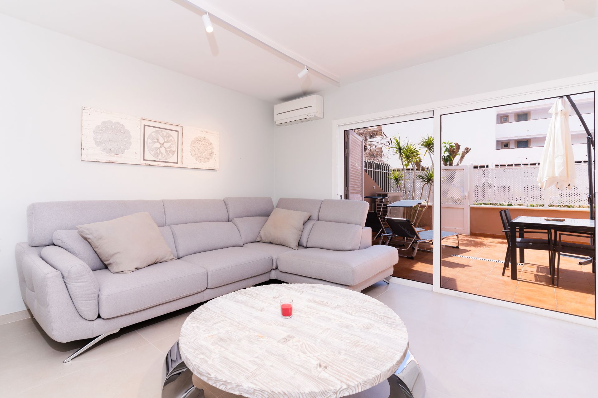 Sala d'estar de Casa adosada en venda en Adeje amb Aire condicionat, Terrassa i Piscina comunitària
