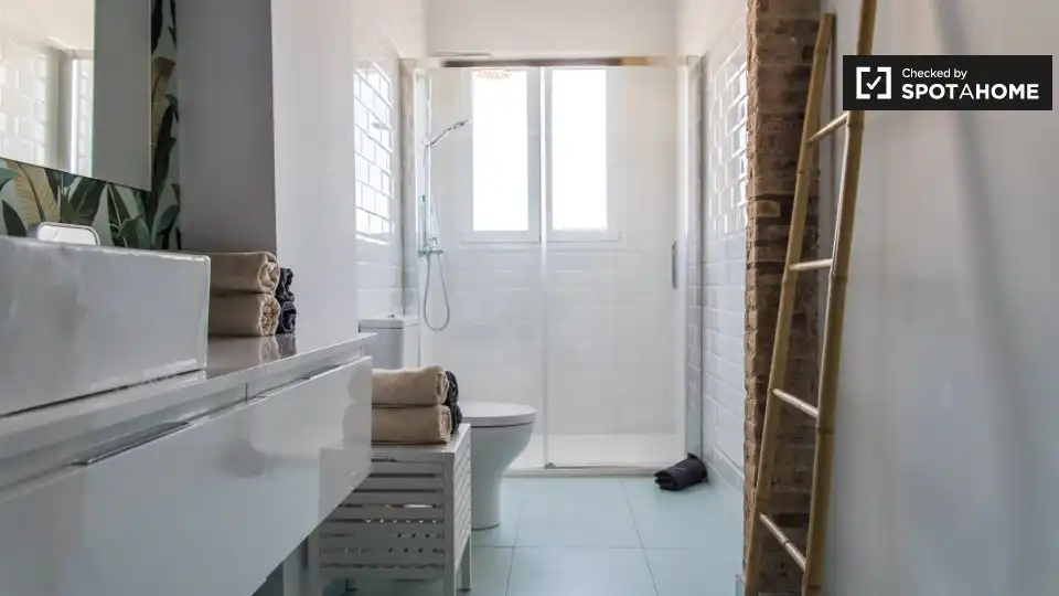 Bathroom of Flat for rent in Valencia  with Air Conditioner, Heating and Furnished