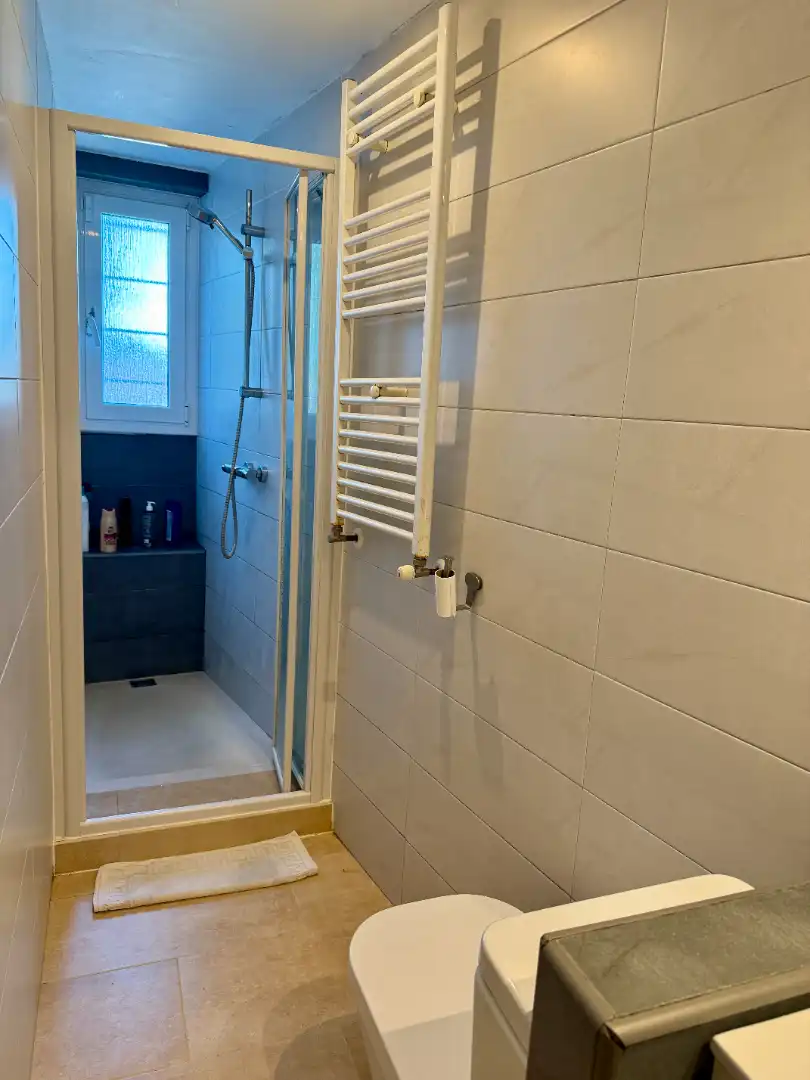 Baño de Casa adosada en venta en Barcelona con Aire acondicionado, Calefacción y Jardín privado
