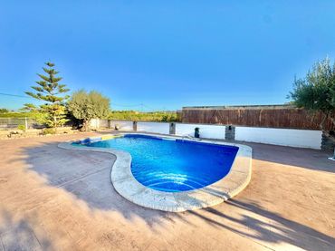 Villa avec piscine à vendre à Calle DISEMINADOS 283