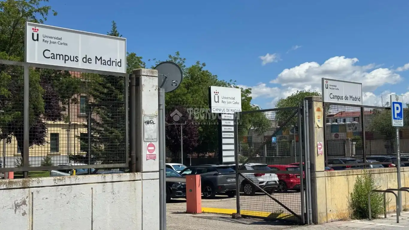 Aparcament de Pis en venda en Madrid amb Parquet, Terrassa i Moblat
