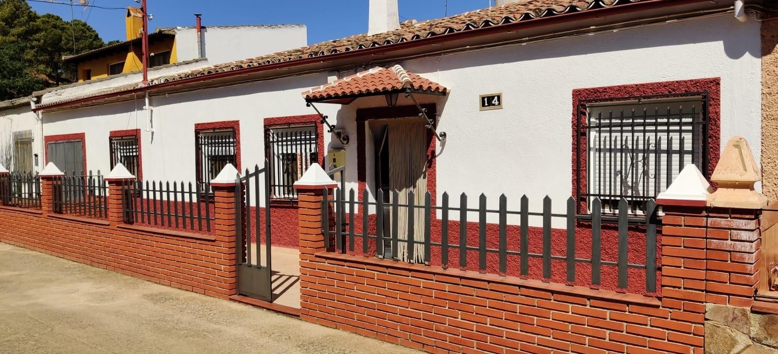 Vista exterior de Casa o xalet en venda en Baños de la Encina amb Aire condicionat, Calefacció i Terrassa