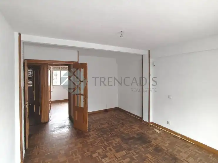 Piso de 3 dormitorios con terraza !  Bien ubicado !Vivienda de 71 m la venta en el barrio de San Fermín, Madrid.La vivienda está d, imatge 2