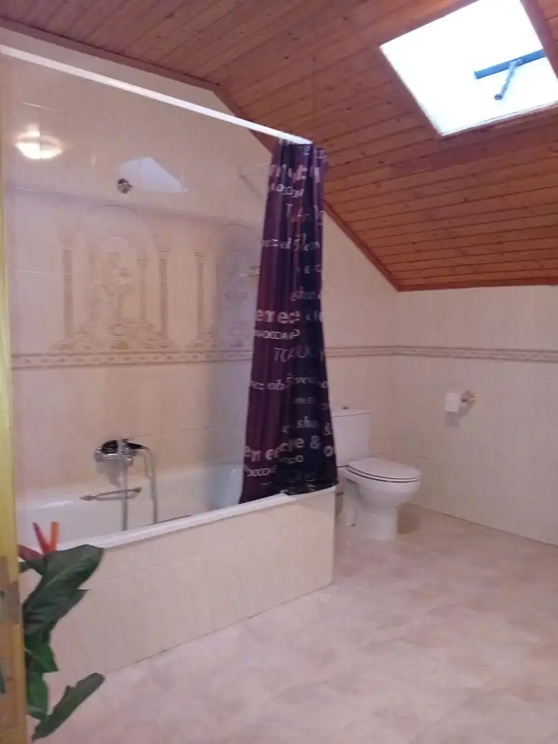 Badezimmer von Haus oder Chalet zur Miete in A Mezquita  mit Heizung, Abstellraum und Möbliert