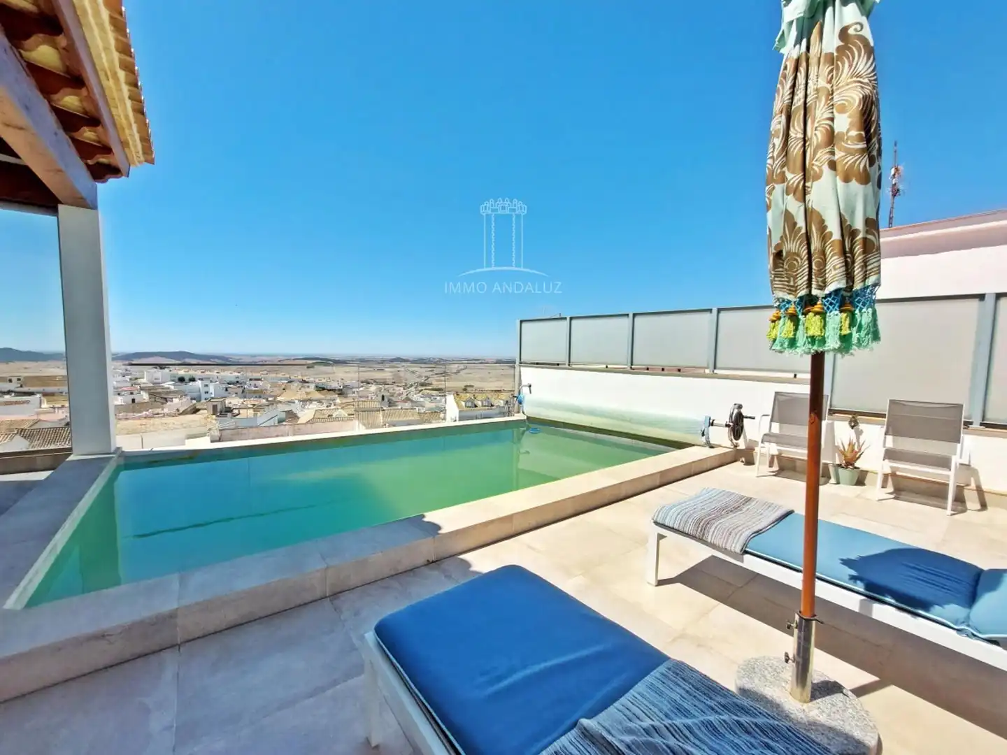 Schwimmbecken von Einfamilien-Reihenhaus zum Verkauf in Medina Sidonia mit Klimaanlage und Heizung