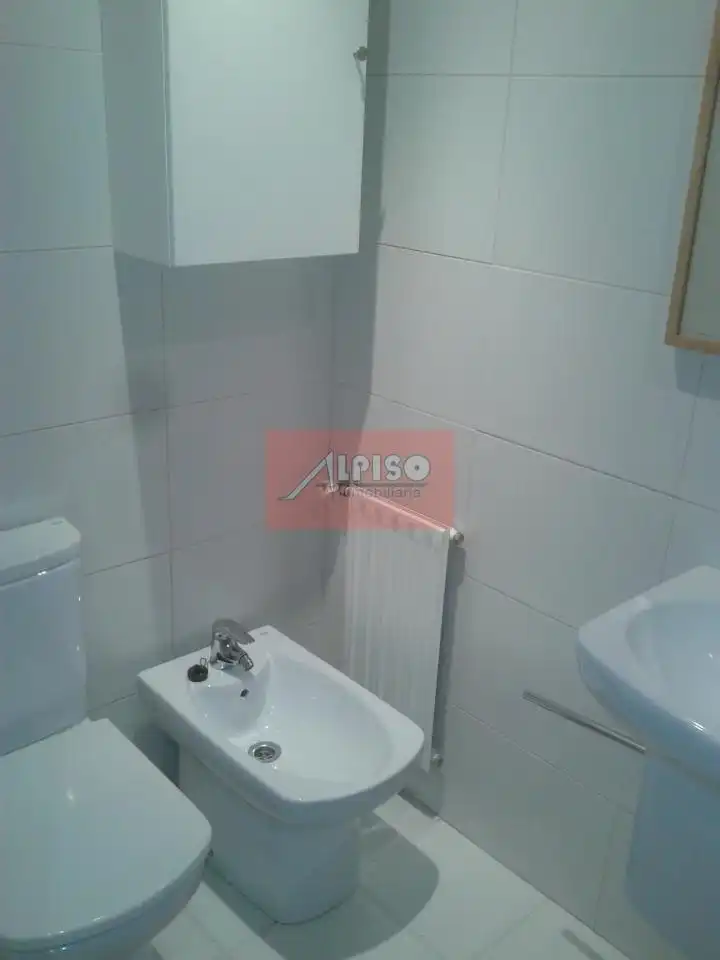 Badezimmer von Wohnungen zur Miete in Ourense Capital  mit Heizung, Parkett und Möbliert