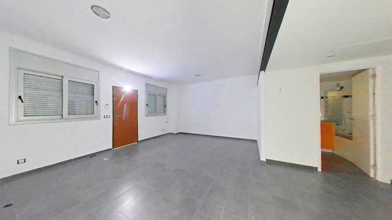 Flat for sale in Girona Capital  with Private garden and Oven
