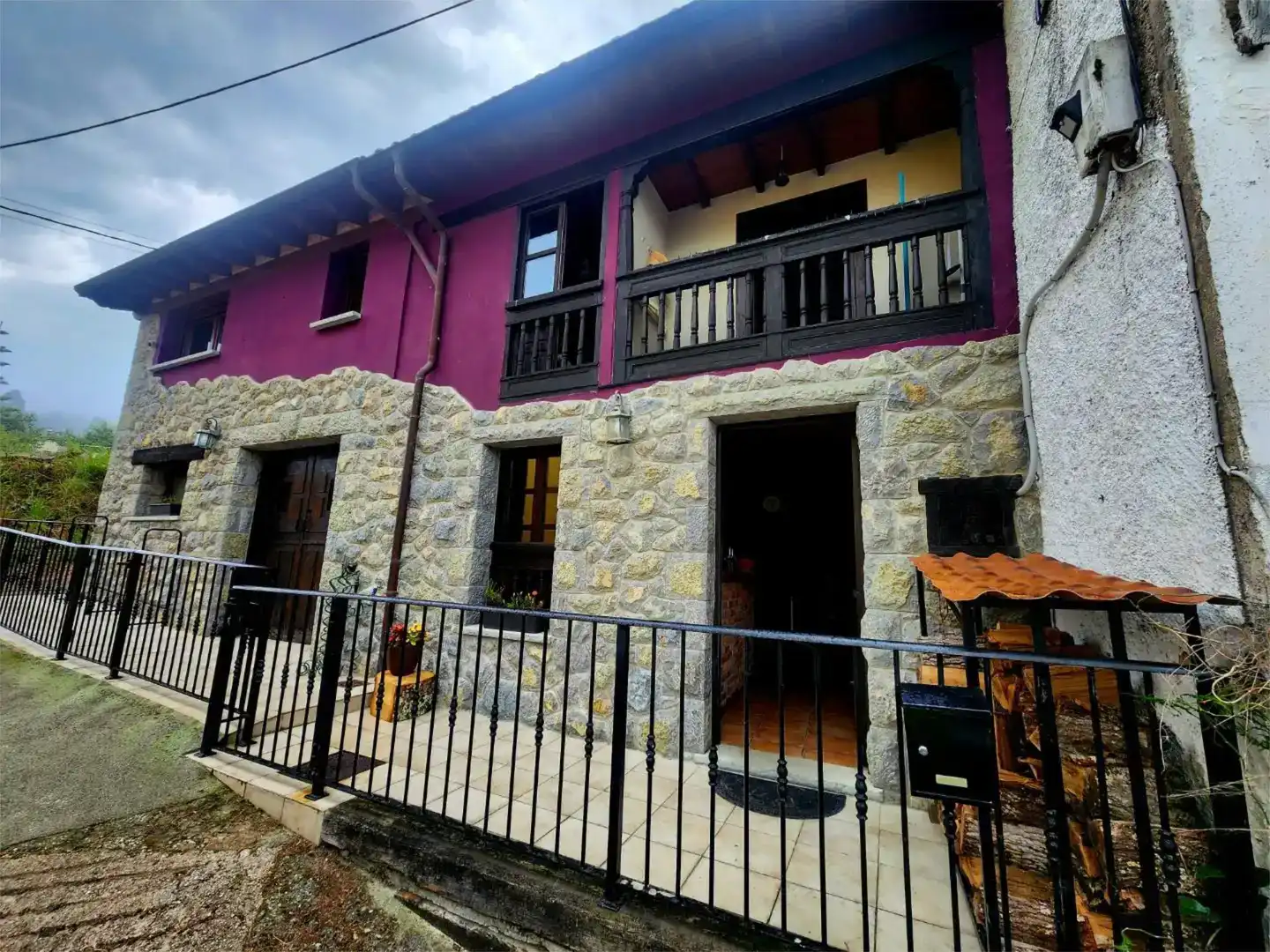 Vista exterior de Pis de lloguer en Llanes amb Parquet, Moblat i Balcó