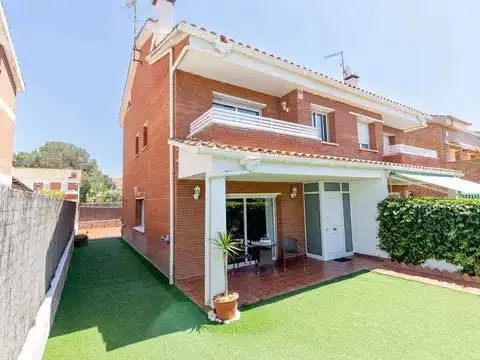Casa aparellada amb terrassa en venda a Carrer Puigmal