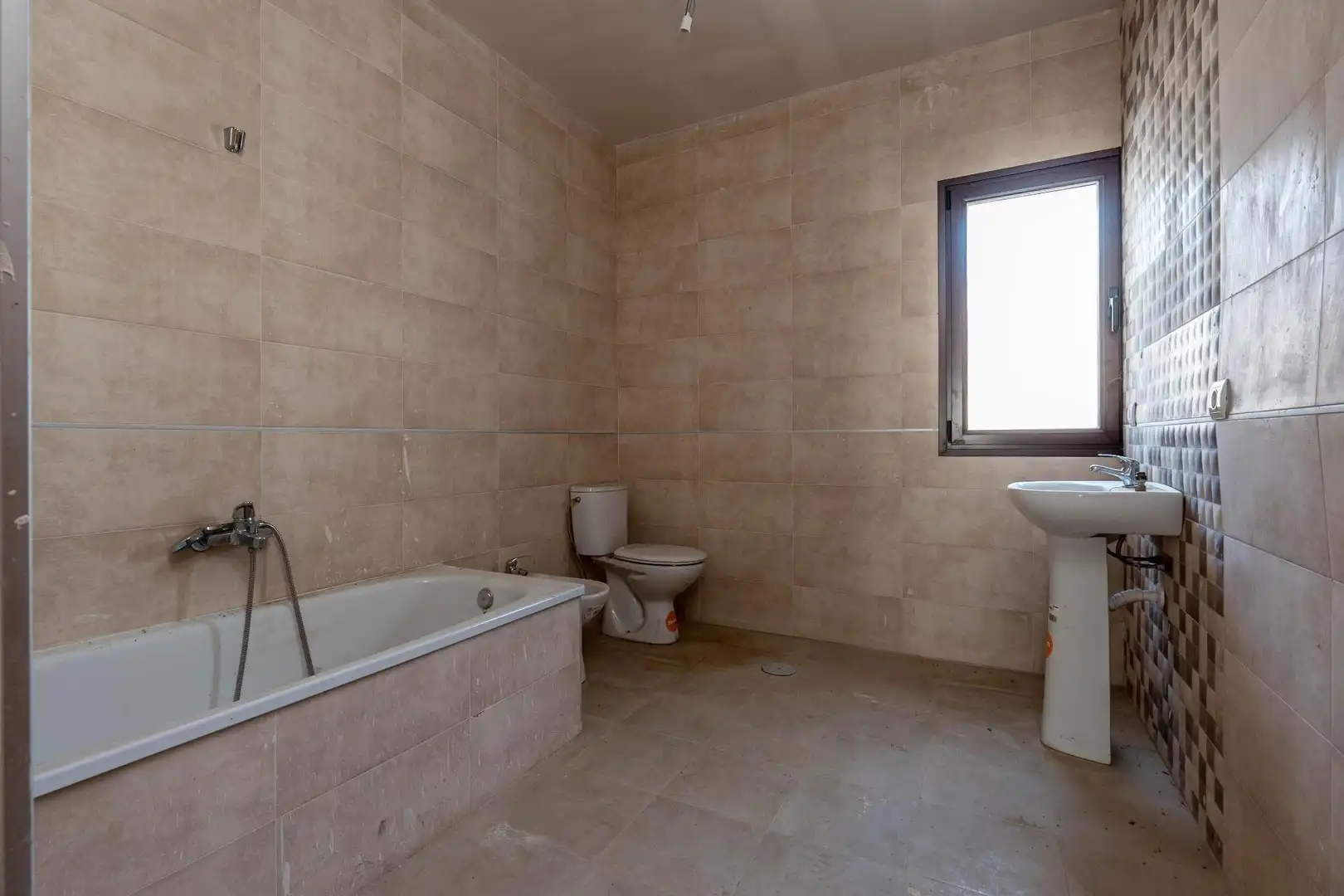 Bathroom of Houses for sale in Cúllar Vega  with Air Conditioner, Heating and Terrace