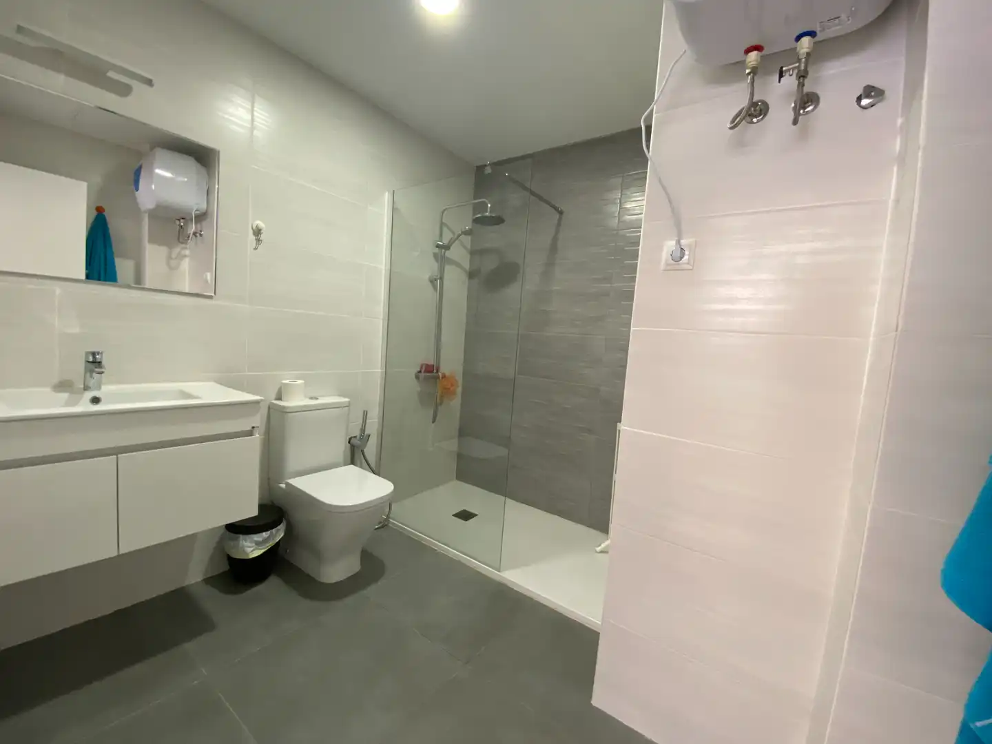 Bathroom of Flat for rent in Las Palmas de Gran Canaria  with Oven, Washing machine and Alarm