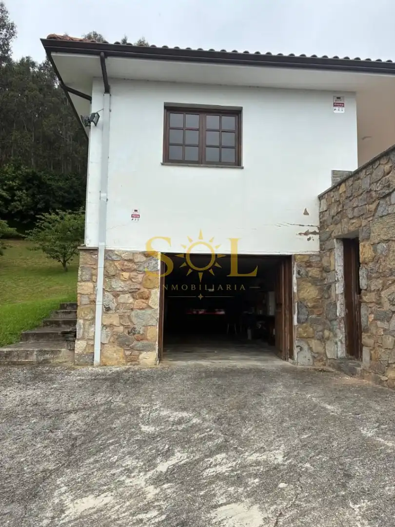 Aparcament de Casa o xalet en venda en Pravia amb Calefacció i Jardí privat