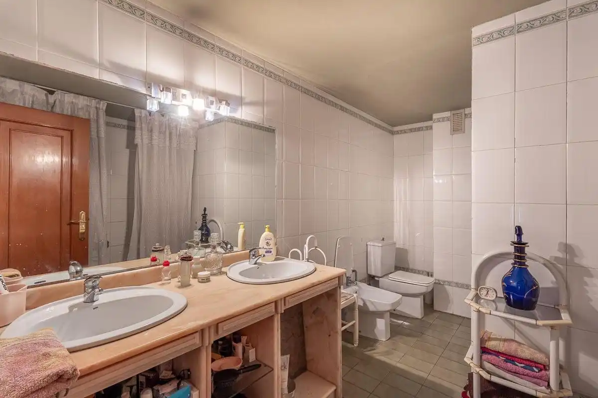 Bathroom of Flat for sale in Granada  with Private garden, Storage room and Community pool