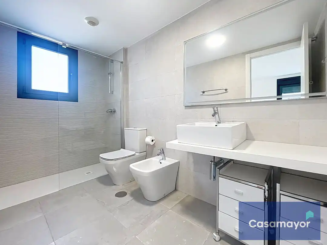 Baño de Piso de alquiler en Alicante / Alacant con Aire acondicionado, Calefacción y Trastero