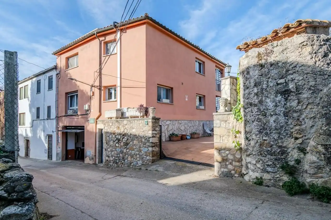 Vista exterior de Casa adosada en venta en Celrà