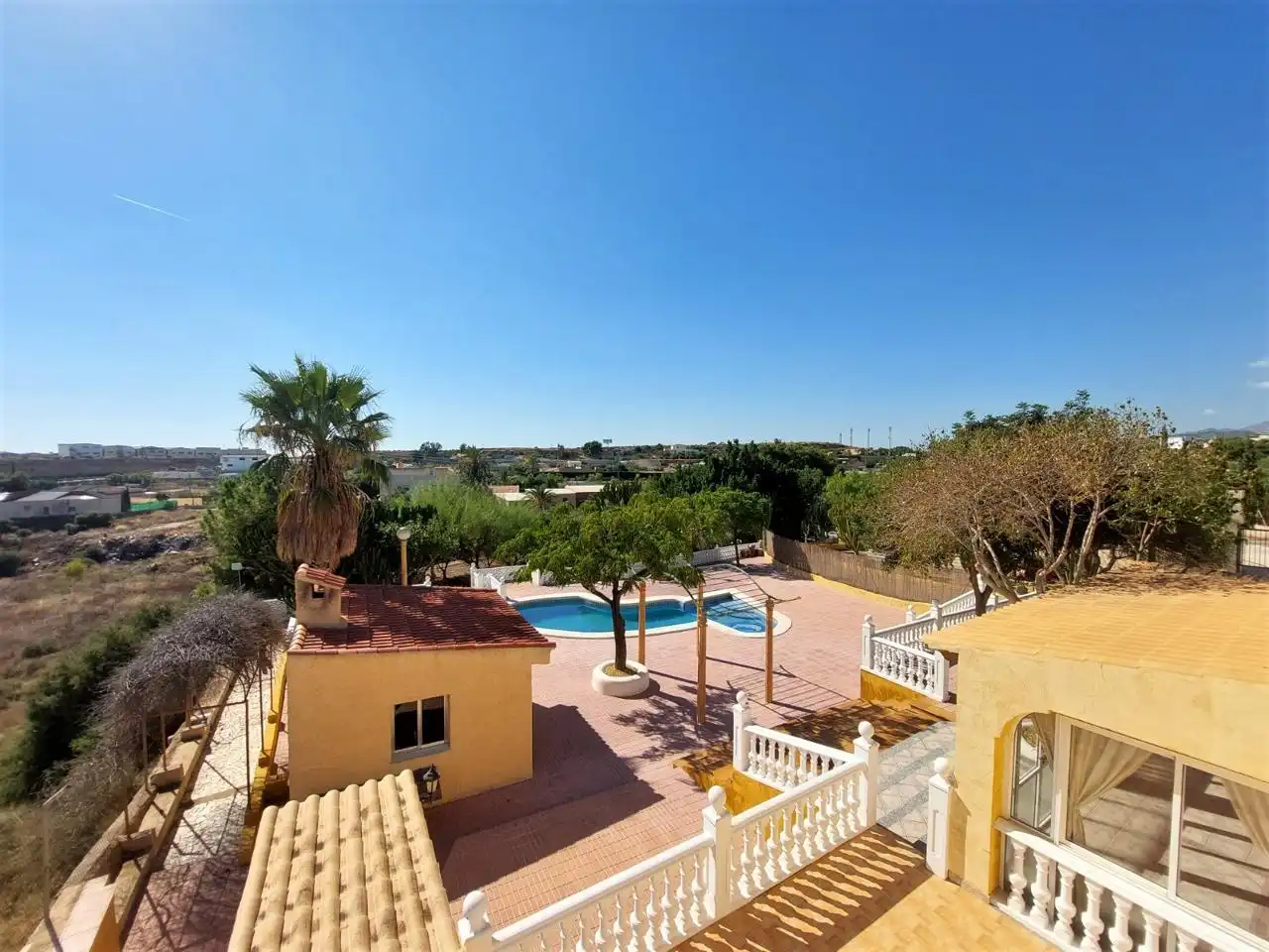 Außenansicht von Wohnung zum Verkauf in Elche / Elx mit Privatgarten, Schwimmbad und Möbliert