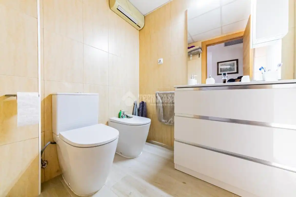 Badezimmer von Wohnung zum Verkauf in Calafell mit Klimaanlage, Abstellraum und Balkon