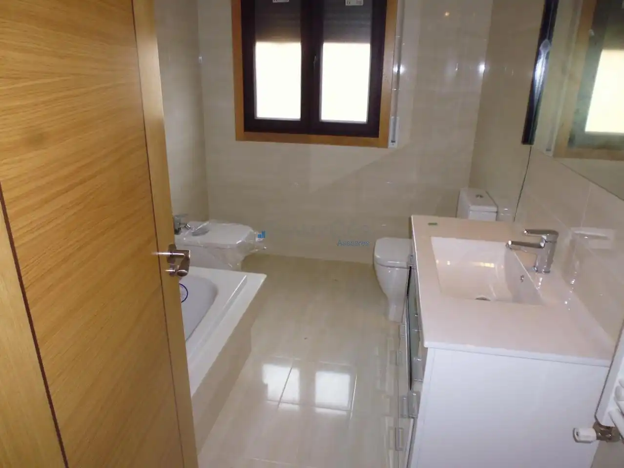 Badezimmer von Einfamilien-Reihenhaus zum Verkauf in Baiona mit Heizung, Privatgarten und Parkett