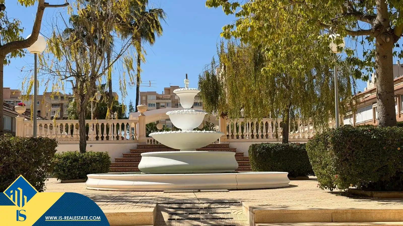 Vista exterior de Casa o xalet en venda en Alicante / Alacant amb Terrassa, Moblat i Piscina comunitària