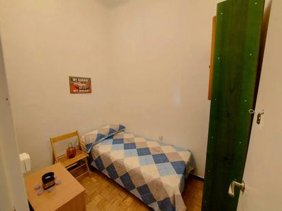 Bedroom of Flat to share in  Madrid Capital  with Heating and Washing machine