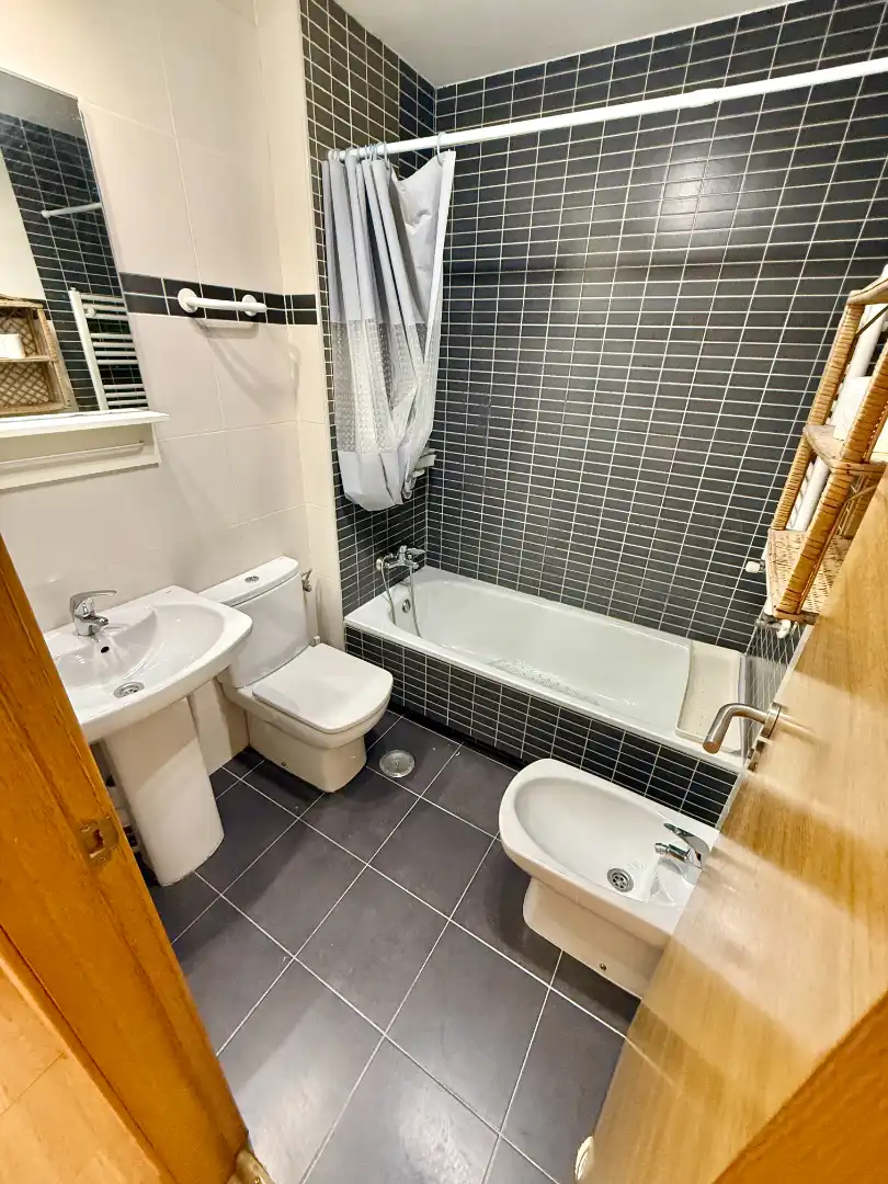 Baño de Piso en venta en Madrid con Calefacción, Terraza y Trastero