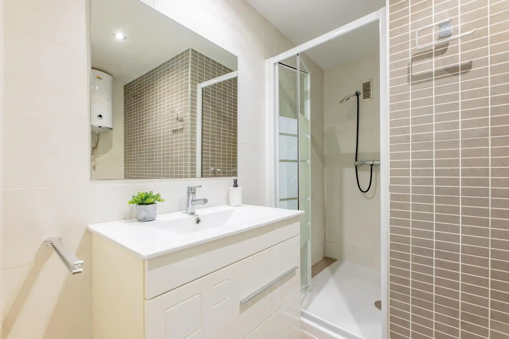 Bathroom of Attic for sale in Sedaví  with Storage room and Furnished