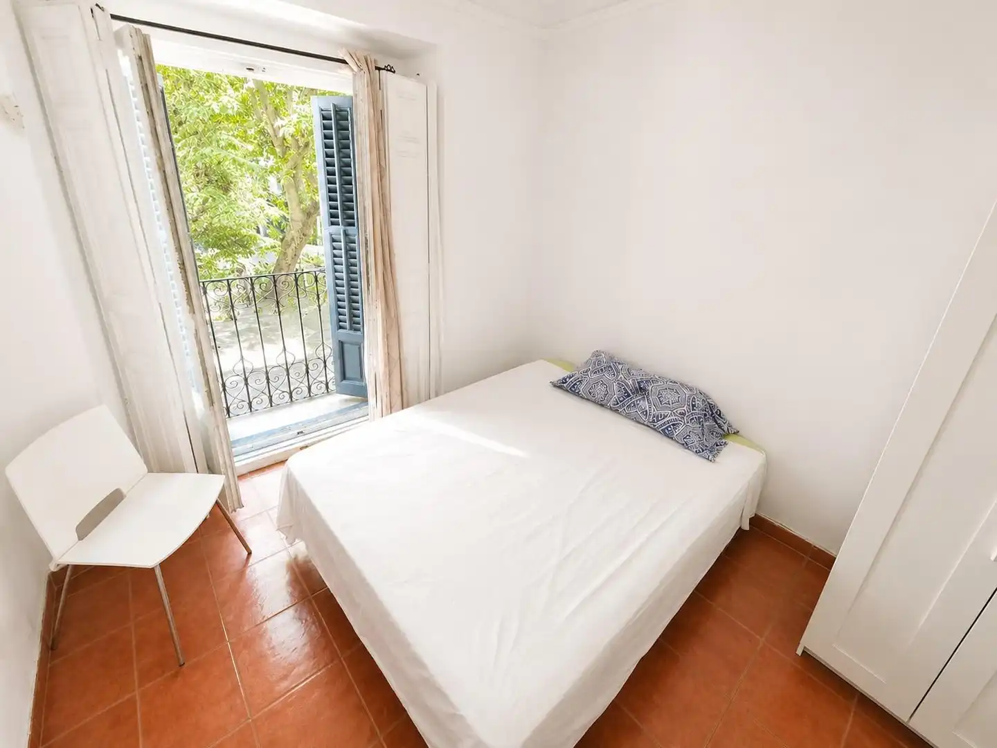 Schlafzimmer von Wohnung zur Miete in Madrid mit Heizung, Möbliert und Balkon