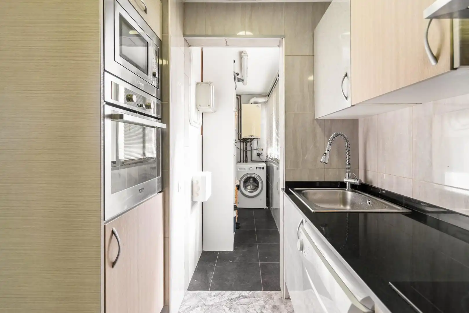 Küche von Wohnung zum Verkauf in Barcelona mit Klimaanlage, Heizung und Terrasse