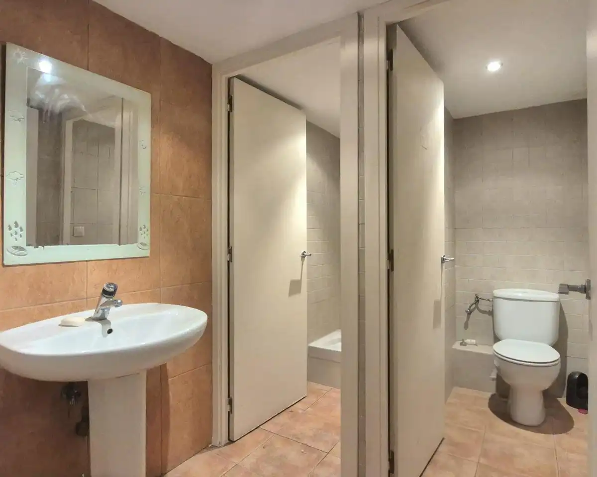 Baño de Local en venta en Terrassa con Aire acondicionado