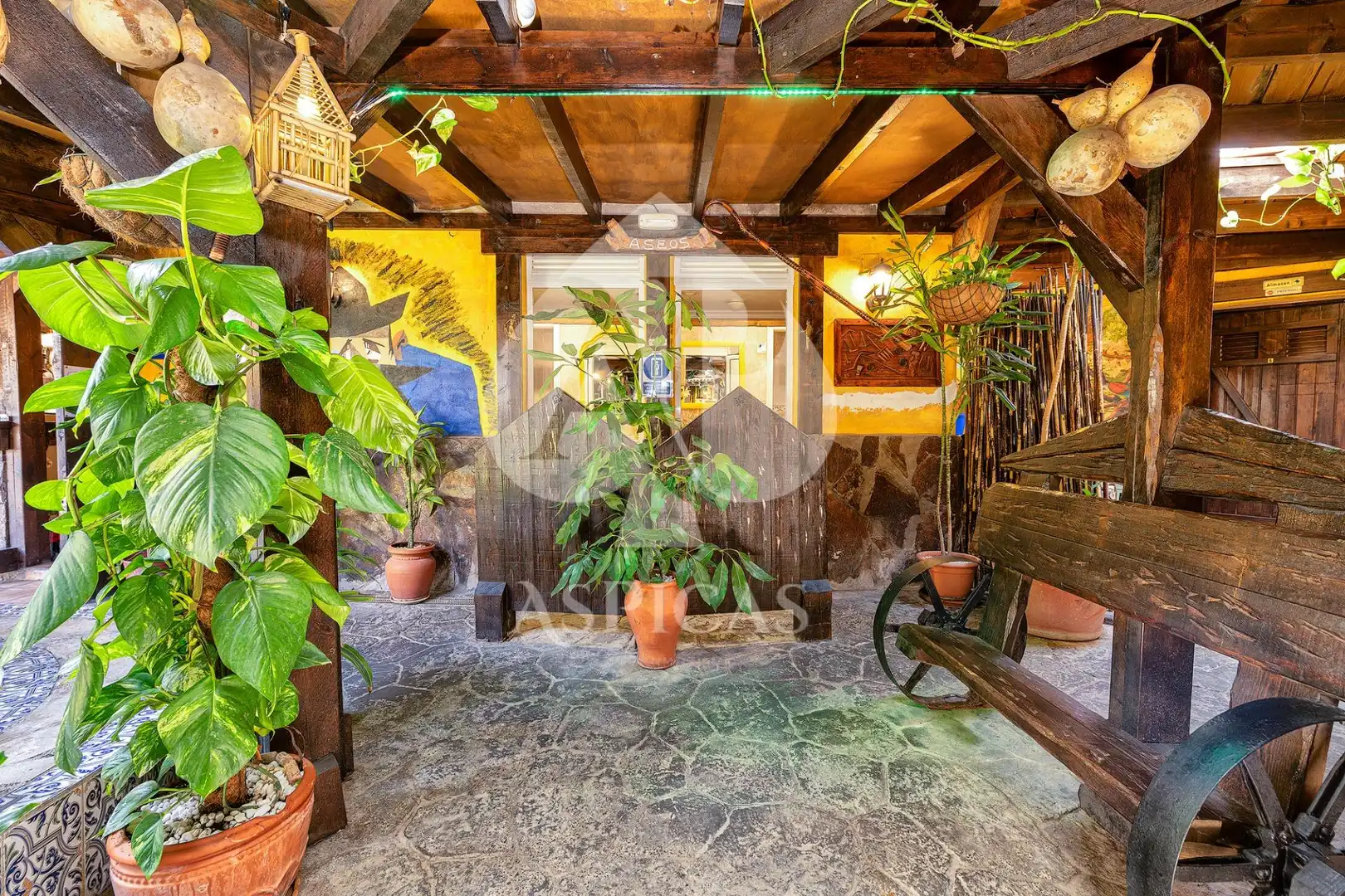 Commercial properties for sale in Montaña - La Data