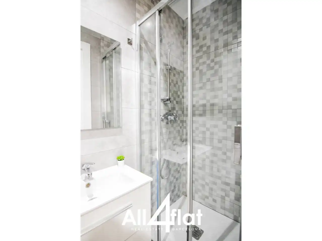 Bathroom of Flat for rent in Barcelona  with Air Conditioner, Parquet flooring and Terrace
