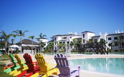 Schwimmbecken von Wohnungen zum verkauf in Estepona mit Terrasse, Schwimmbad und Gemeinschaftspool