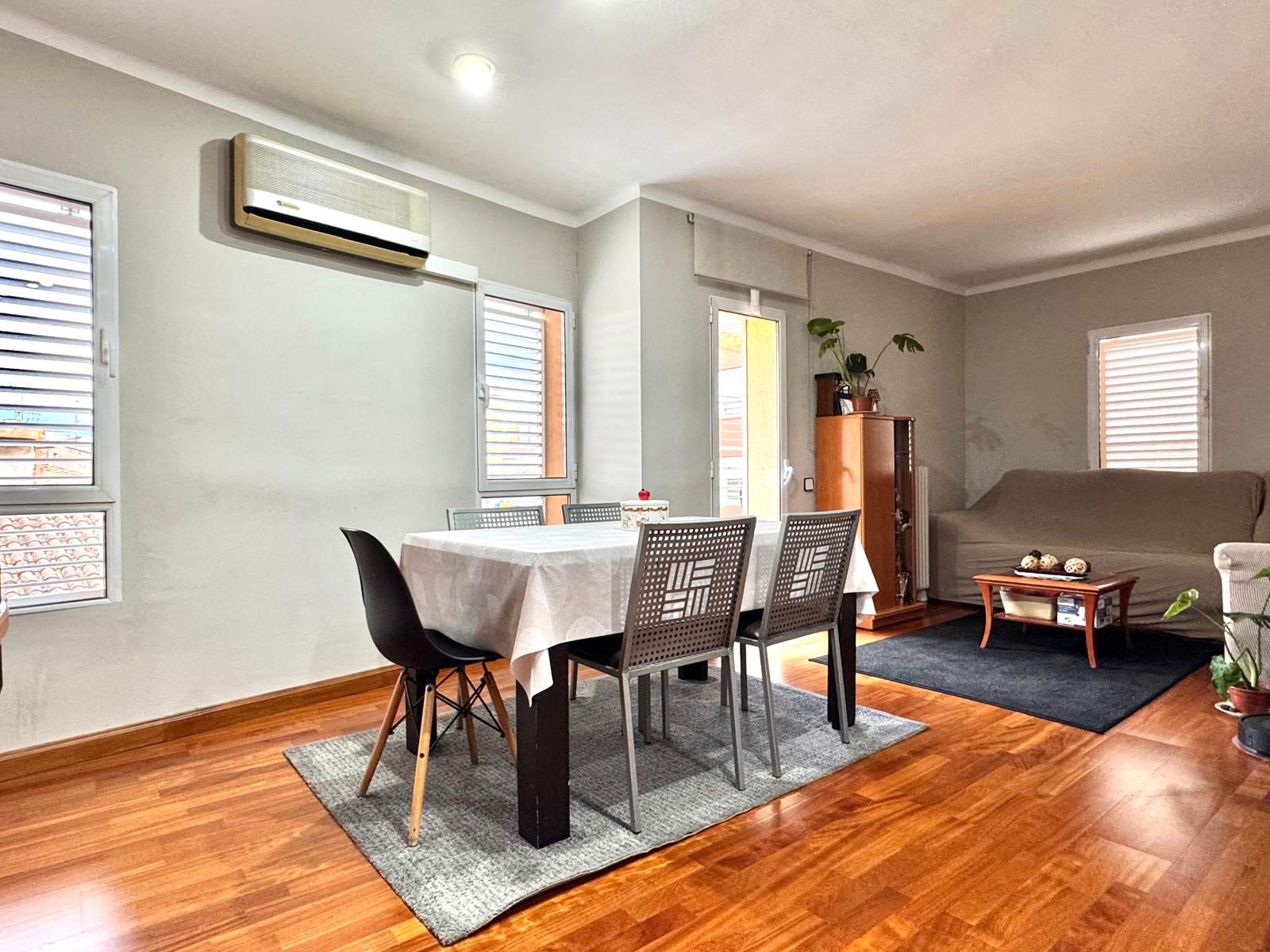 Menjador de Pis en venda en Girona Capital amb Aire condicionat, Calefacció i Parquet