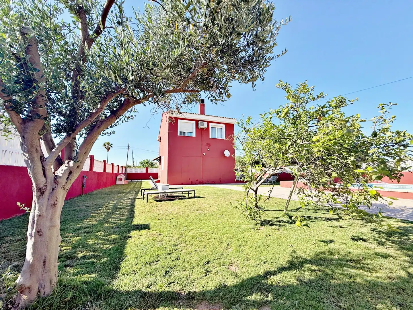 Vista exterior de Casa o xalet en venda en Llíria amb Aire condicionat, Calefacció i Jardí privat