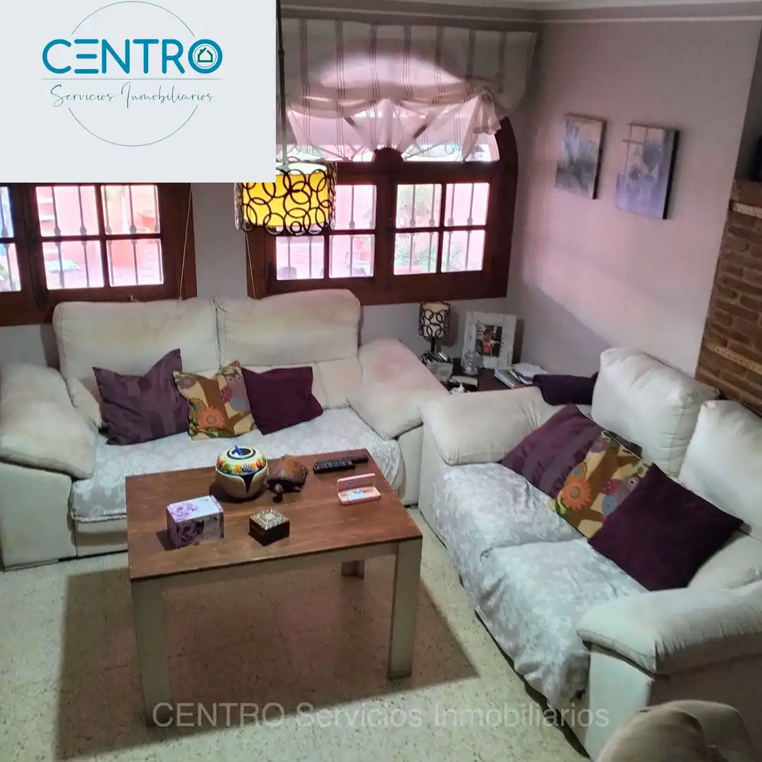 Sala d'estar de Casa adosada en venda en Algeciras amb Aire condicionat