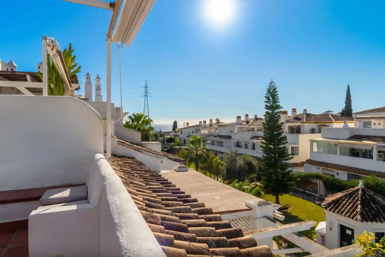 Vista exterior de Dúplex en venda en Marbella amb Aire condicionat, Calefacció i Jardí privat