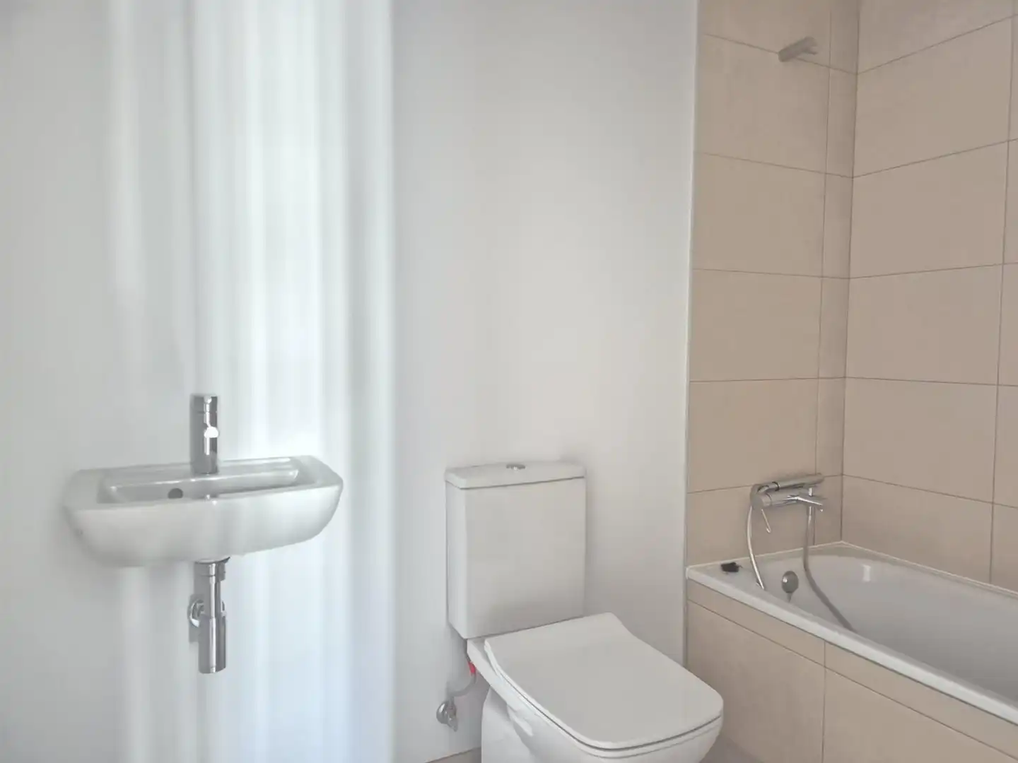 Bany de Pis de lloguer en Dos Hermanas amb Aire condicionat, Calefacció i Terrassa