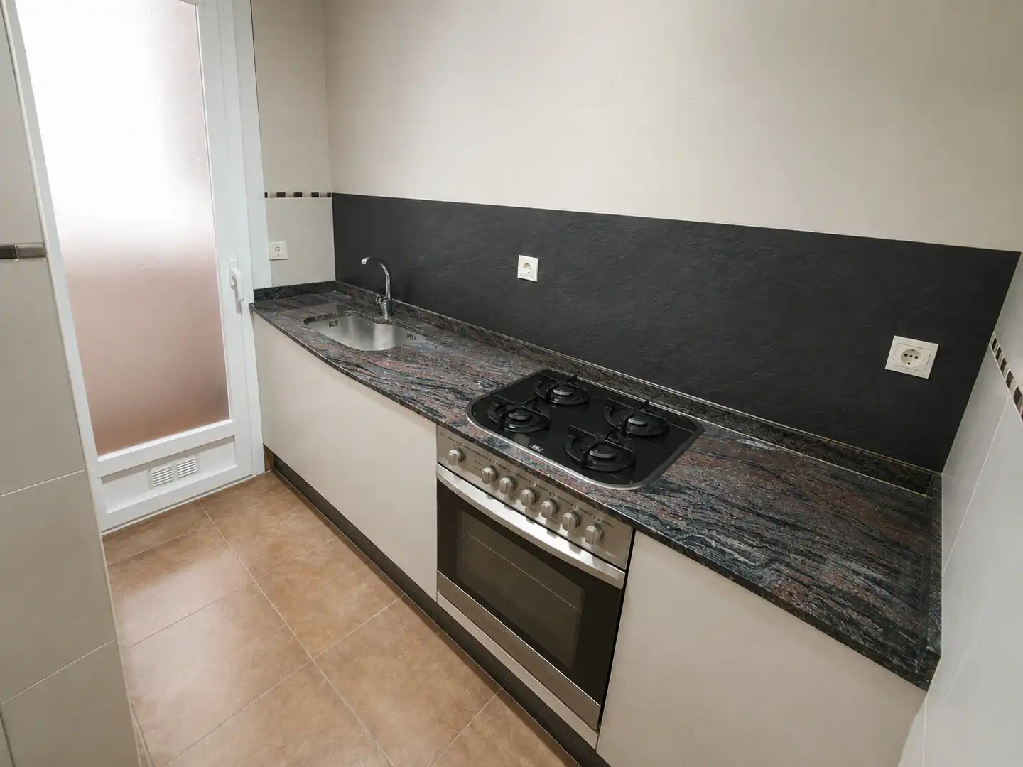 Cuina de Pis en venda en Barcelona amb Moblat, Forn i Microones
