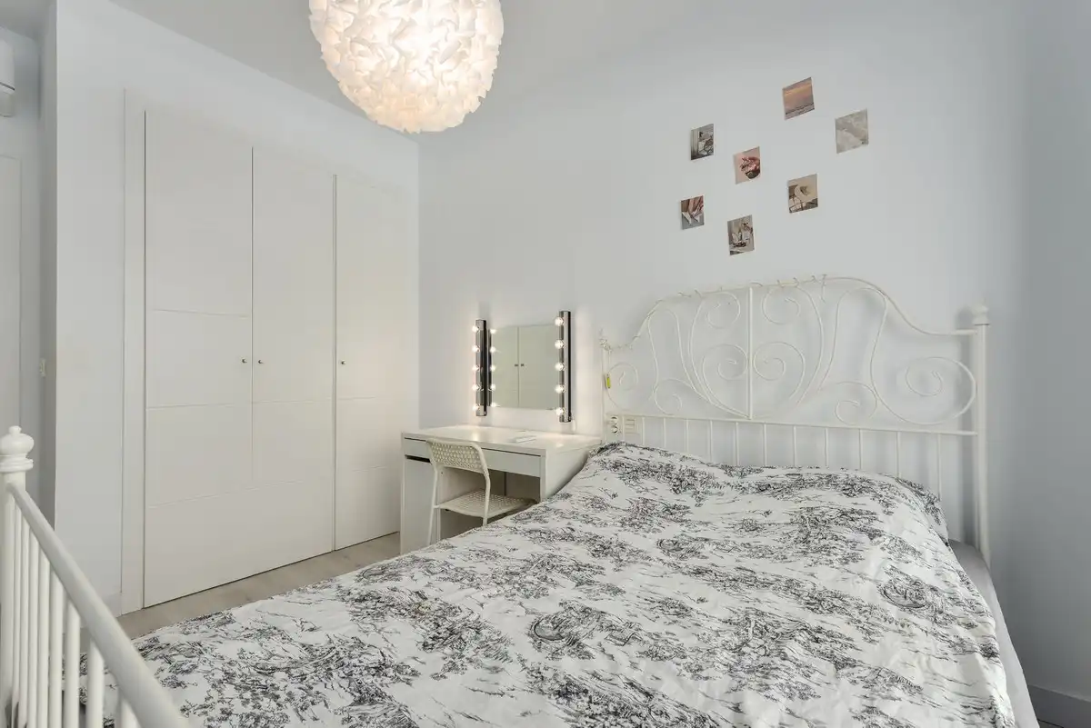 Dormitori de Apartament en venda en Mijas amb Aire condicionat, Terrassa i Moblat