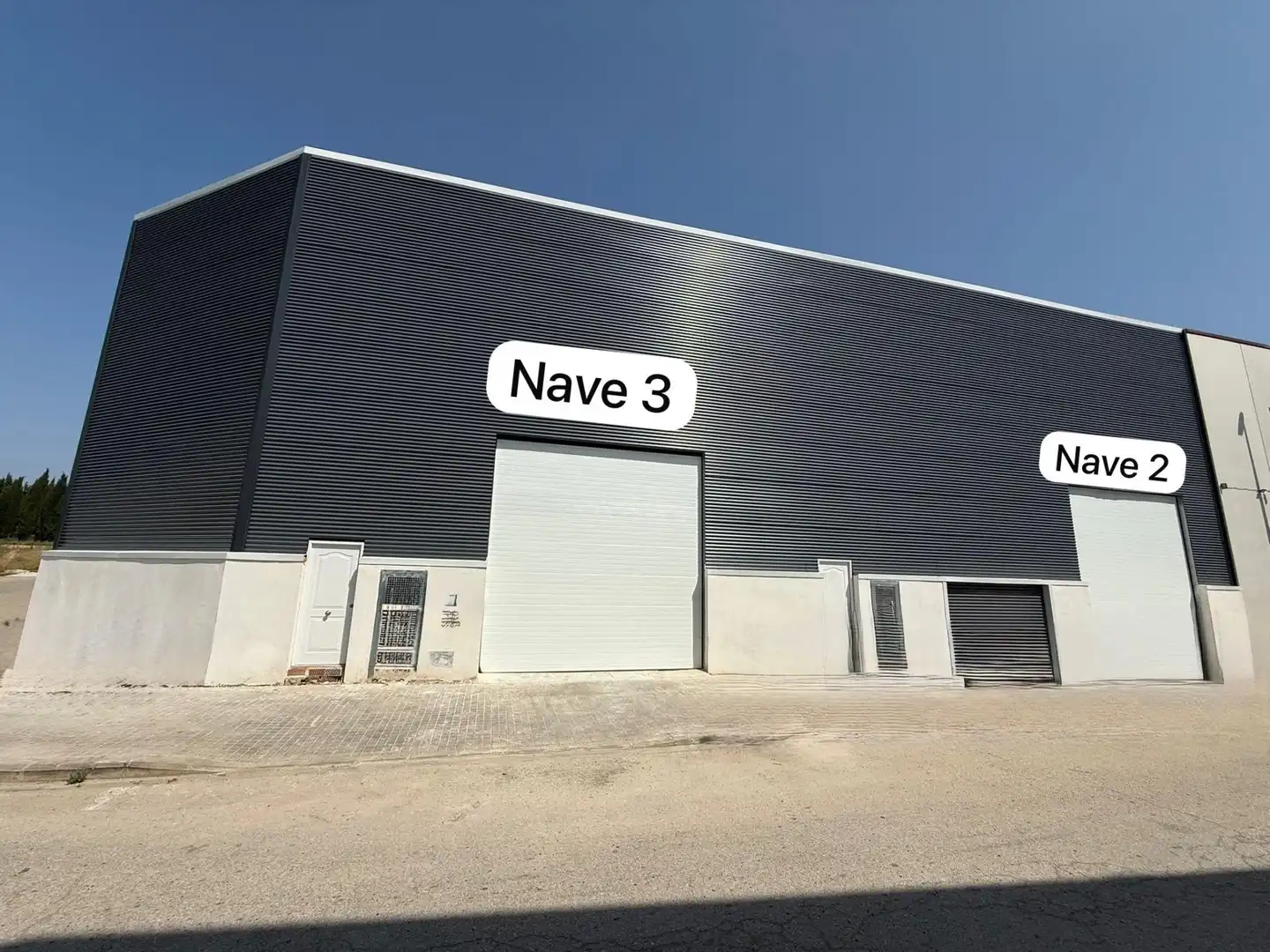 Außenansicht von Fabrikhallen zum Verkauf in Llíria