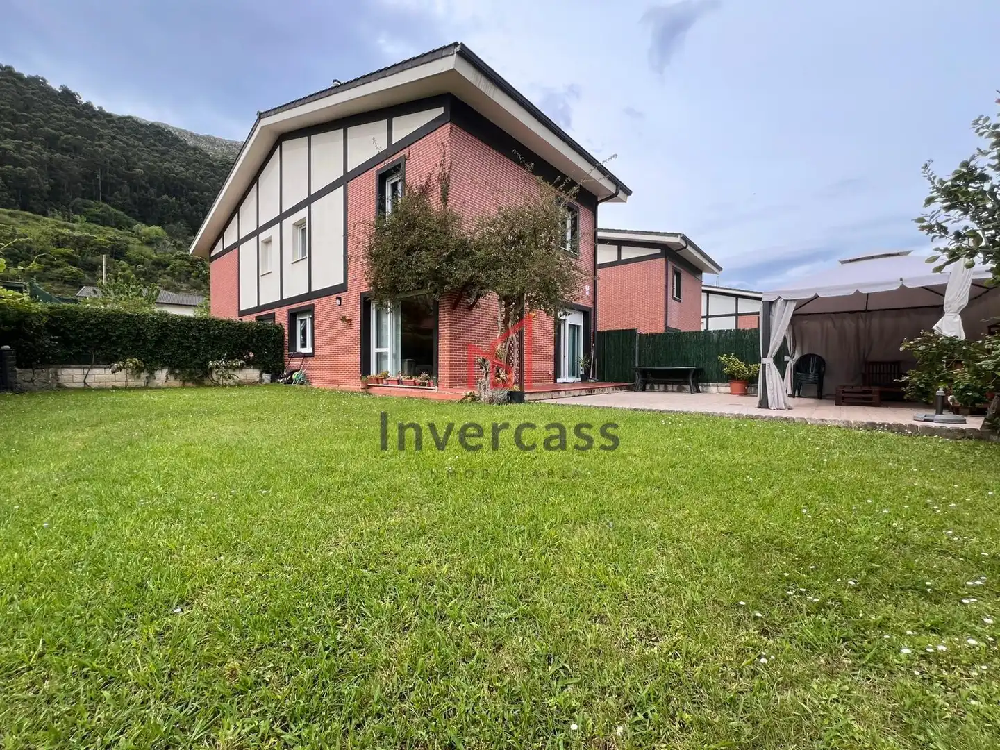 Vista exterior de Casa adosada en venta en Castro-Urdiales con Calefacción, Jardín privado y Terraza