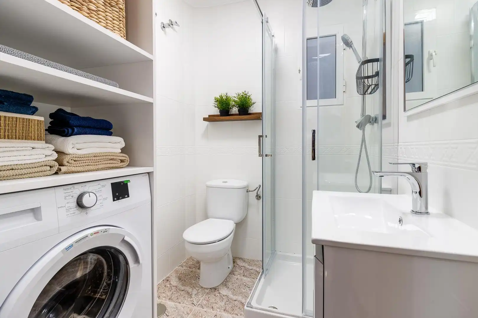 Baño de Apartamento de alquiler en Torrevieja con Aire acondicionado, Terraza y Amueblado