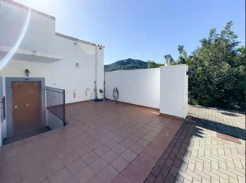 Terrasse von Einfamilien-Reihenhaus zum Verkauf in Alcalalí mit Klimaanlage, Privatgarten und Terrasse