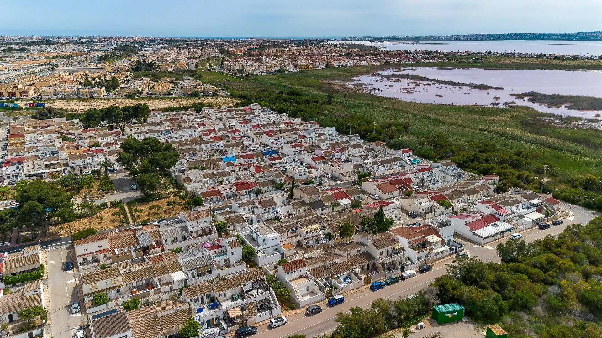 Vista exterior de Casa o xalet en venda en Torrevieja amb Aire condicionat, Piscina i Moblat