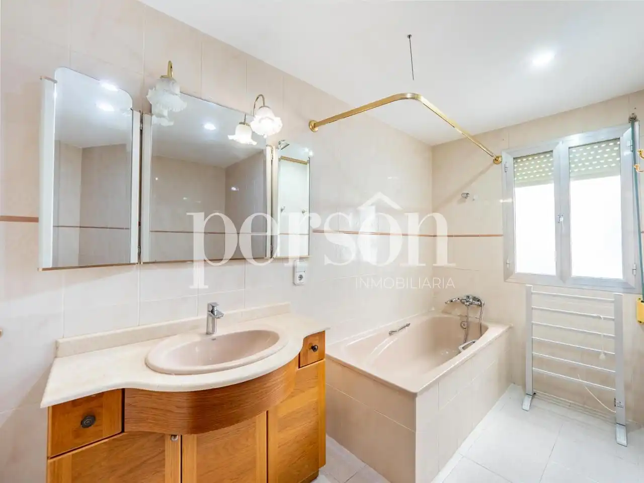 Bathroom of Flat for sale in Valencia  with Parquet flooring and Balcony